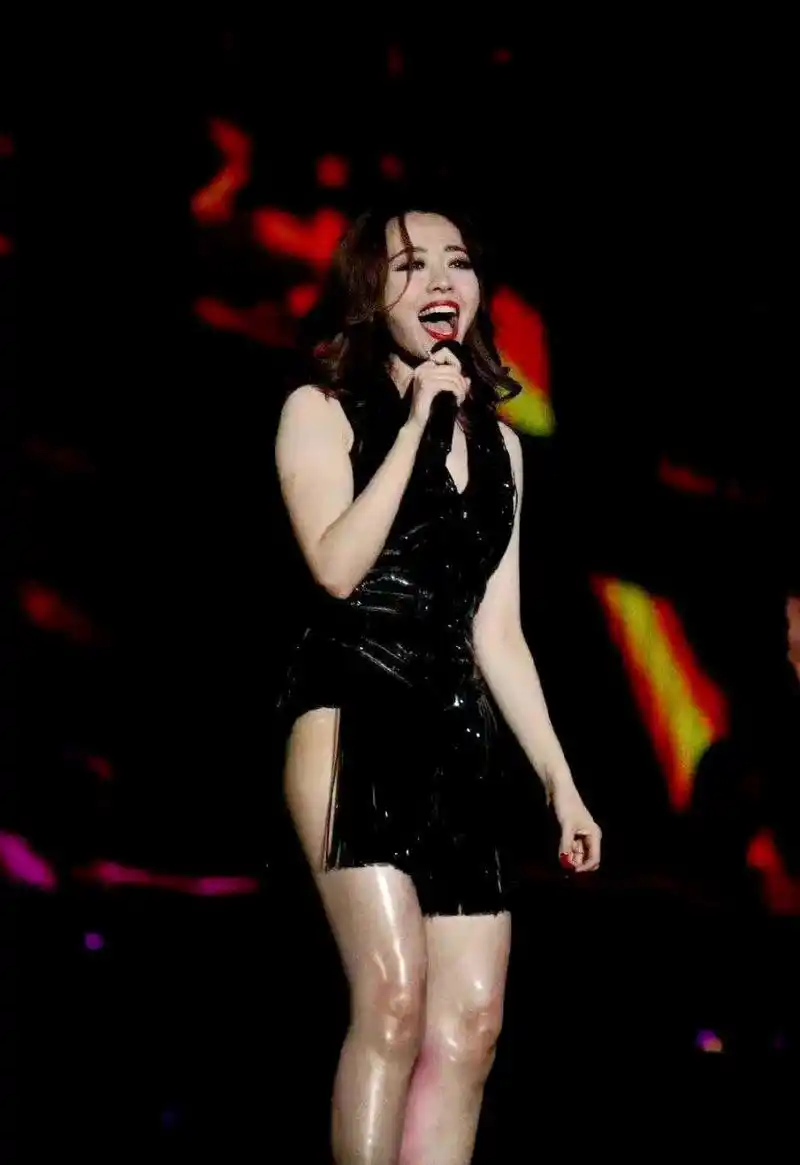 张靓颖出席活动,一袭黑色深v连衣裙,点缀亮片和珍珠,舞姿明快灵动