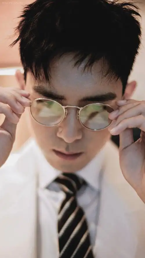 李现摘眼镜##superelle盛典红毯##李现白色复古西装