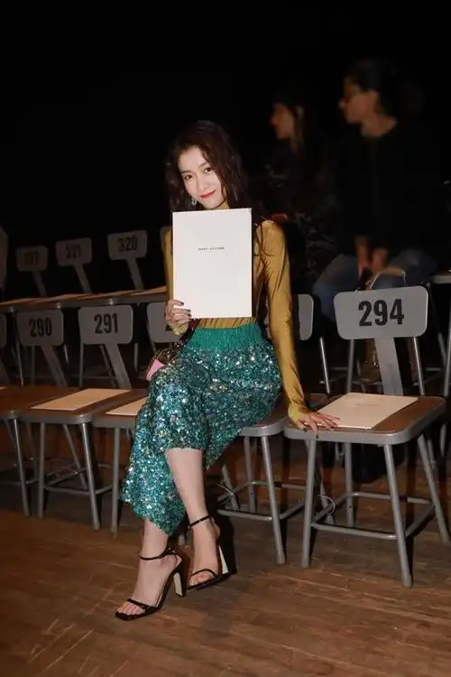 张雪迎佩戴麒麟珠宝 (qeelin) 18k白金镶满钻中号耳环出席莫杰 (marc