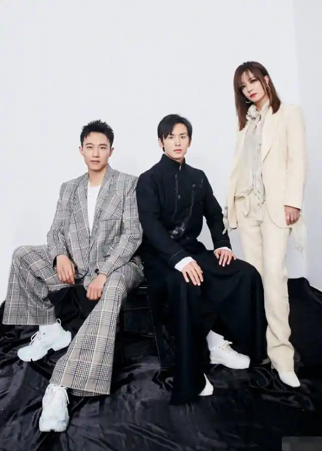 赵薇被张哲瀚事件牵连,照片事件旧事重提,杂志封面资源被取消!