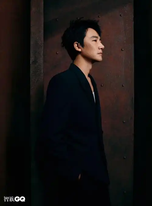 黄轩杂志八月刊封面 入行十五周年收获内生力量_凤凰网娱乐_凤凰网