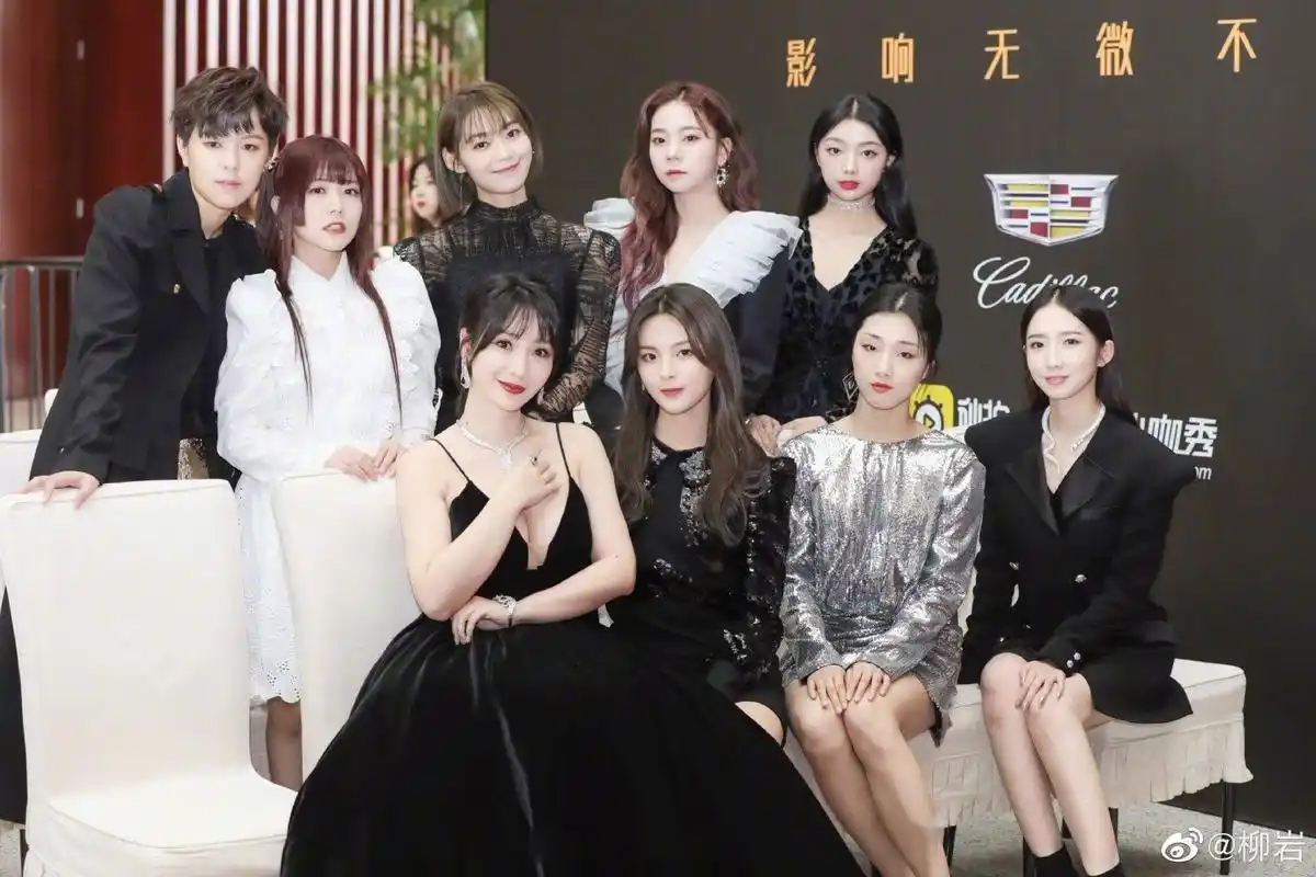 柳岩发的火箭少女101合影,你第一眼看到了谁?