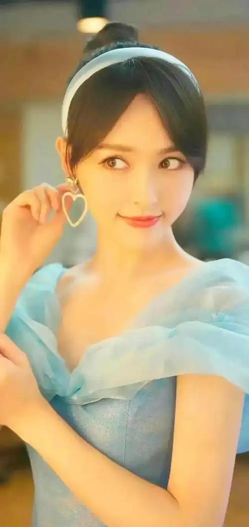 甜美可爱活泼开朗身姿曼妙的唐嫣美丽动人的写真照