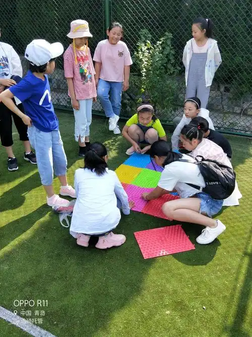孩子们在布置场地——超疼指压板