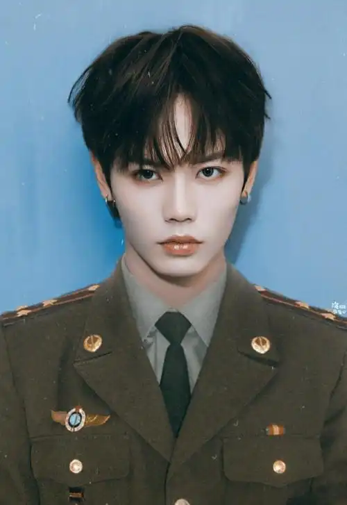 天生的双眼皮大眼睛下图则是林彦俊1岁左右时候的照片,呆呆萌萌可爱至