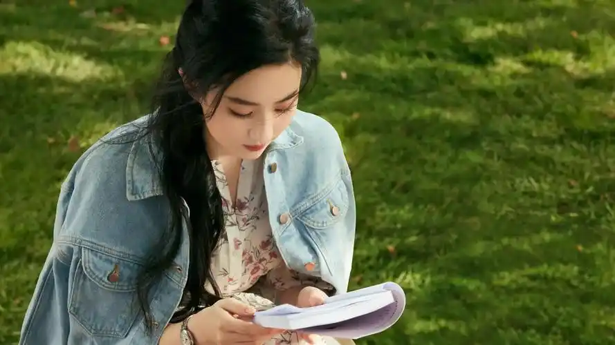 刘亦菲绿色草地壁纸高清图片