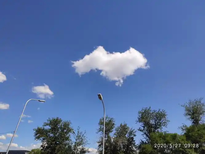 雪白云朵遨游于蓝色天空