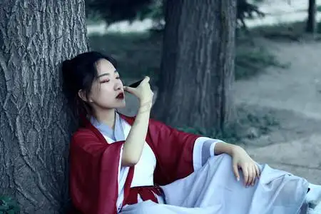 风白天汉服女装室外摆拍摄影图配图古风古装白天汉服美女室外赏花摄