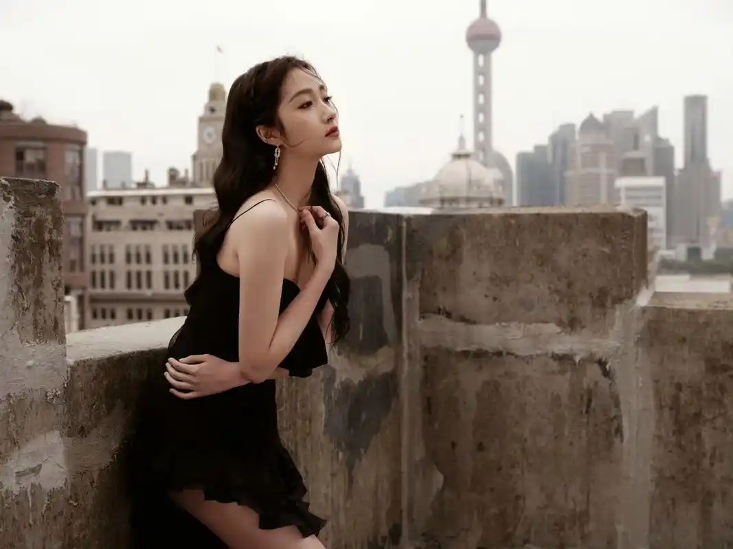 关晓彤微博之夜内场造型,薄纱开衩黑裙好辣!彤姐太适合这种风格了!