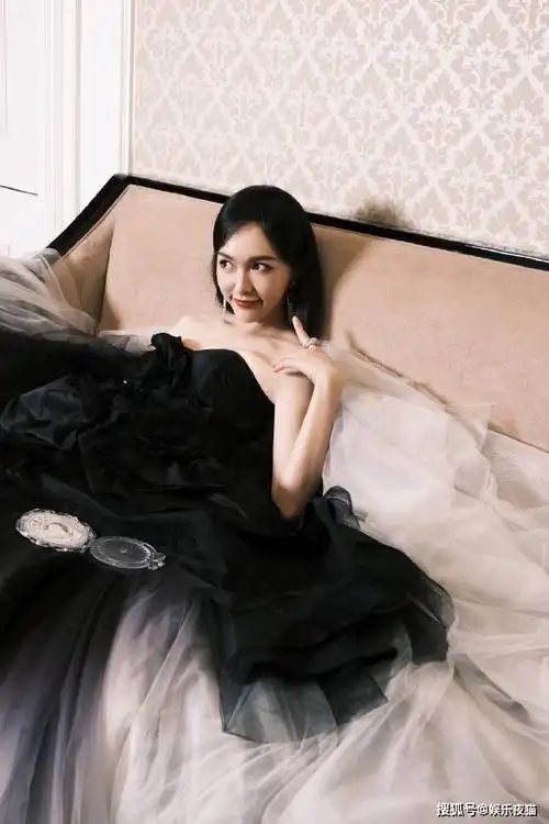 唐嫣穿抹胸露肩长礼裙写真,魅力与气质并存