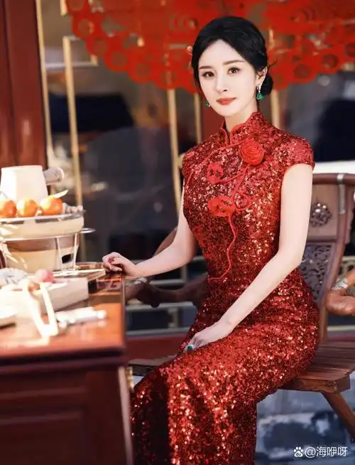 杨幂,红色旗袍营业美照[亲吻]#娱乐最前沿# #明星请回答# #八卦娱乐