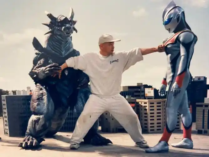 迪迦奥特曼25年前幕后花絮流出,迪迦竟有a4腰,身材完虐邪恶迪迦_腾讯