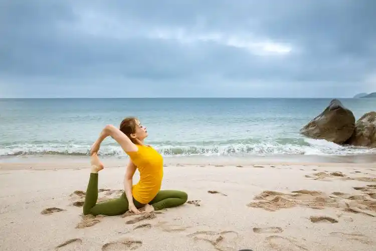 崂山海滩优美瑜伽及东港倩影
