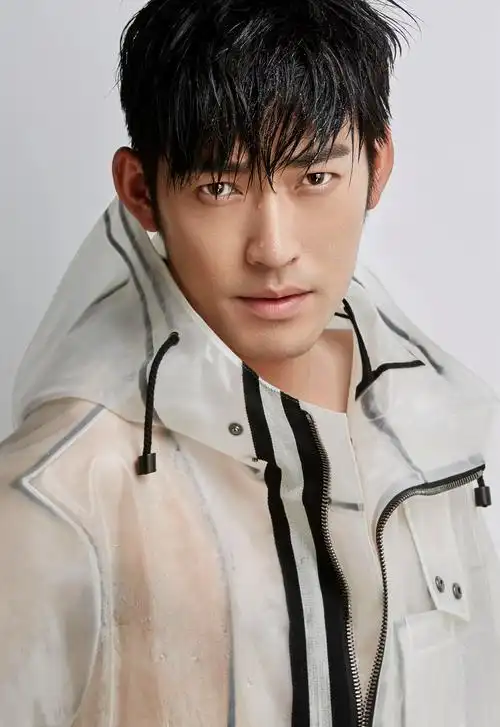 张博最新时尚大片上演眼神杀撩力满分