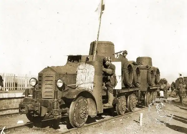 日军防止破袭的铁路装甲车