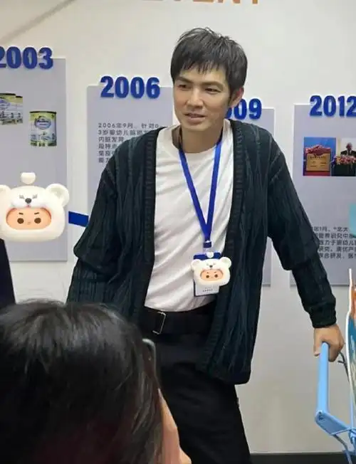 不老男神钟汉良被偶遇,47岁依旧帅气,网友:变老很多|镜头|皱纹|西装裤