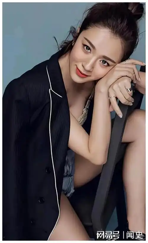 前段时间,王晓晨深夜和男友醉酒在路边.