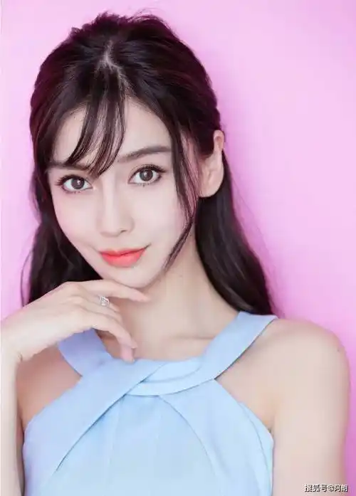 31岁杨颖上台领奖摄影师无意关掉美颜baby颜值翻车了