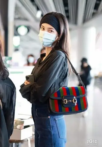 本周女明星机场街拍穿搭,你们觉得谁穿得最好看?