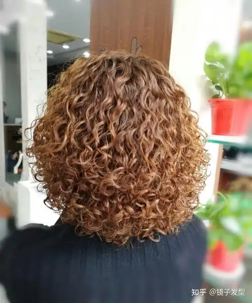 波波头是大多数女性都爱剪的一种发型,减龄时尚又瘦脸,要是搭配满头卷