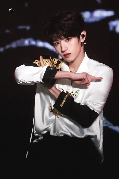 朱志鑫直拍##朱志鑫百变舞台风格##tf家族2024新春音乐会盛放