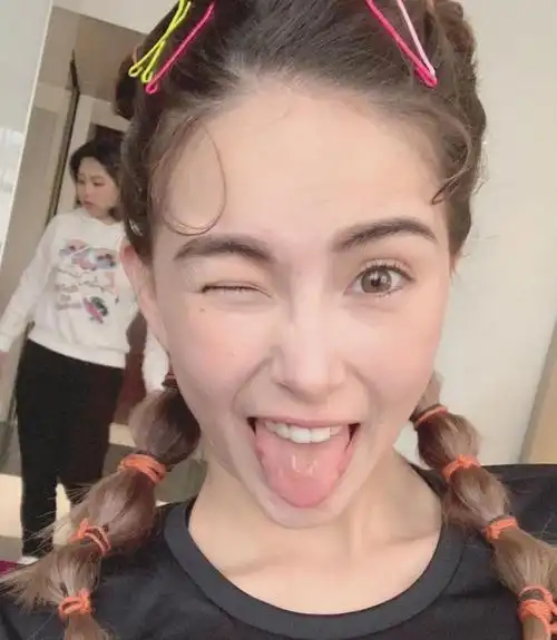 昆凌绑双马尾自拍俏皮甜笑,带粉嫩发卡少女感十足