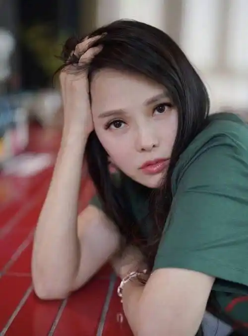 50岁伊能静发文称不愿回到过去,最新写真红唇水润嫩如18岁少女_秦昊