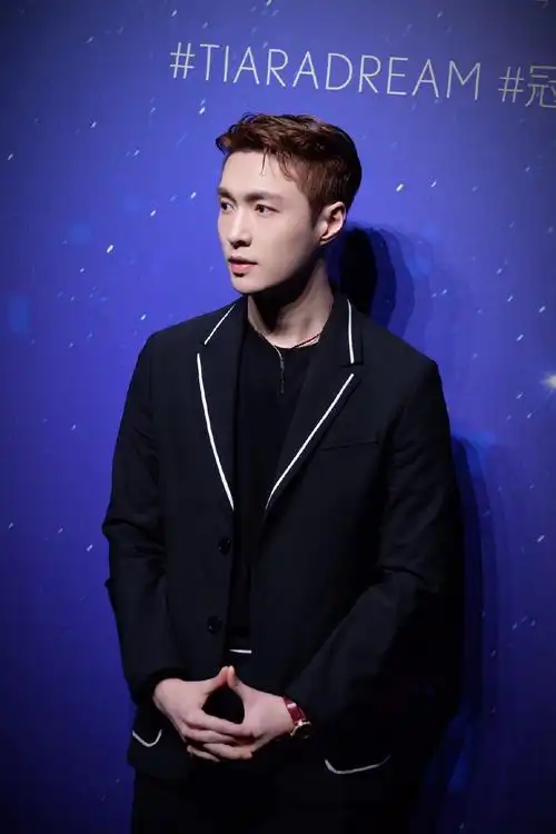 张艺兴活动生图照流出,身穿西装像霸道总裁……|张艺兴_新浪新闻