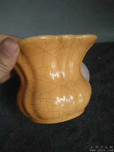 少见宋代官窑黄釉开片瓷器