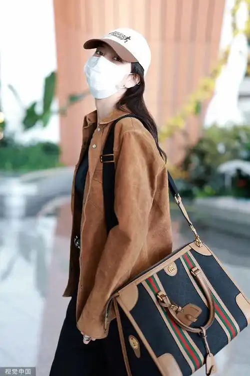 组图:宋妍霏着咖色衬衫内搭露脐背心现身机场 身材优秀气质佳