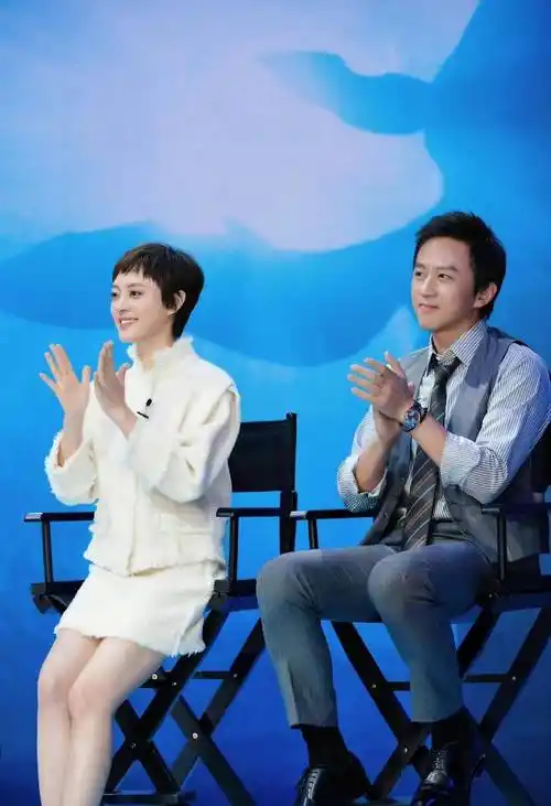 孙俪夫妇罕见合体,她打扮娇俏美腿毫无年龄感,邓超变成小迷妹_少女