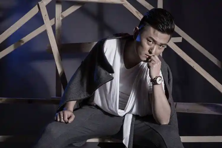 p>赵斌,华语男歌手自2004年步入歌坛,凭借英俊的外形和实力的唱功