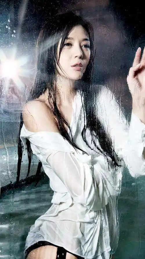 "性感","大尺度","欲女",周韦彤总是跟这些字眼挂钩,嘿嘿这张撩到你了