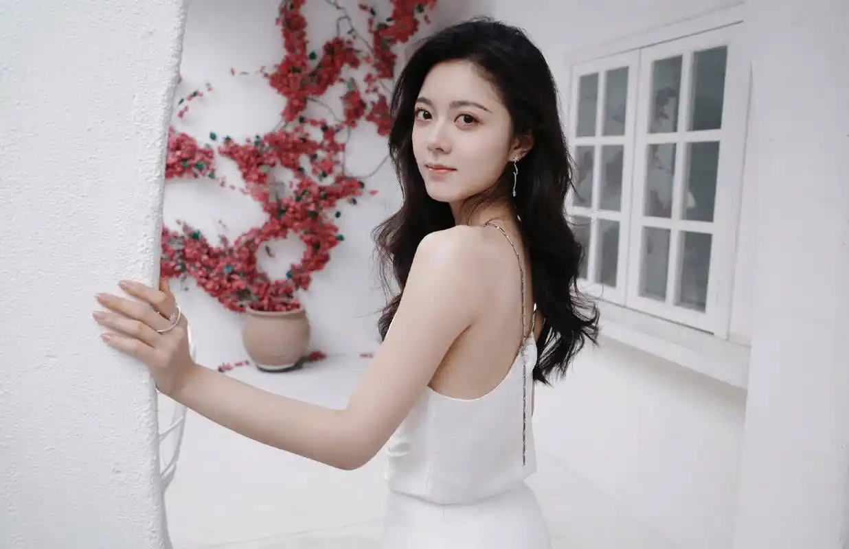 赵今麦白色短裤穿搭,青春活力#赵今麦