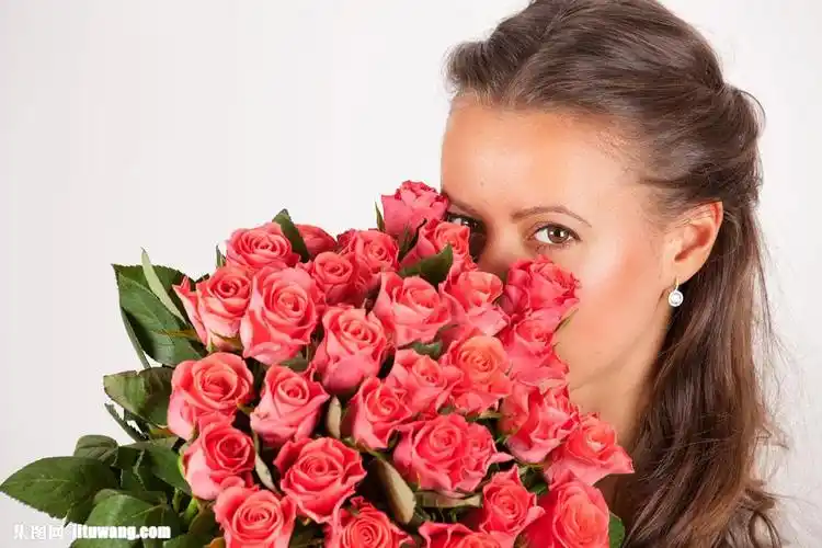 抱玫瑰花美女