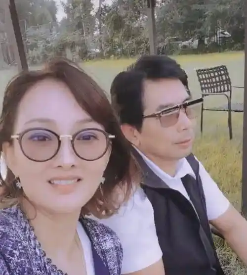 8登舞台的牛莉:被夫宠爱23年,今50岁就似25岁,可惜女儿颜值_观众_老公