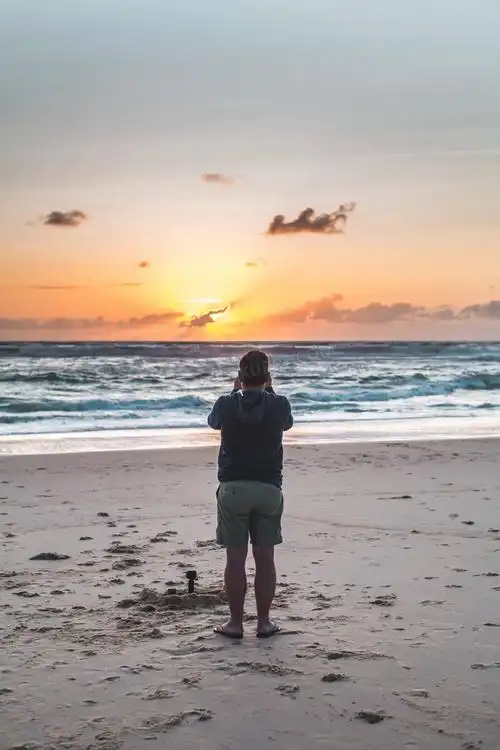 成熟男人海边背影图片成熟男人海边背影图片大全