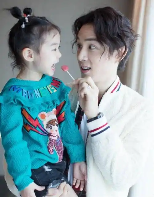 李承铉女儿才是"整容式"长大小时候与戚薇复制,如今比妈妈还美_lucky