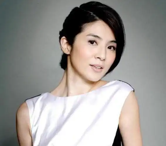 原创杨采妮晒47岁生日素颜皮肤很水灵双胞胎儿子颜值随母亲