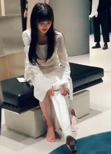 郑爽认真营业有多辛苦?看她的脚趾头就知道了,粉丝瞬间鼻子一酸