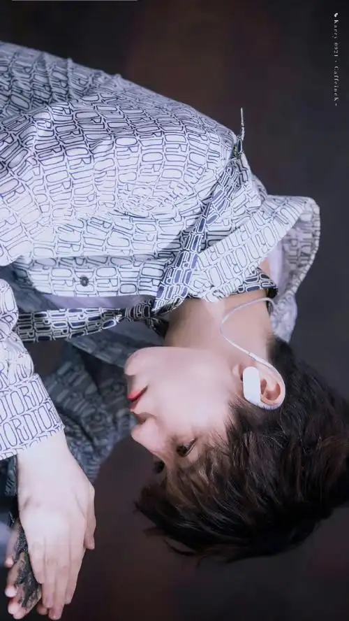 时隔四年依旧会被这套神图惊艳到,一万次感叹王俊凯这张神仙脸蛋玫妹