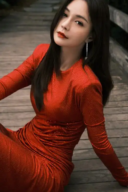 沈梦辰一袭红色亮钻开衩长裙搭配微卷长发和珍珠耳环