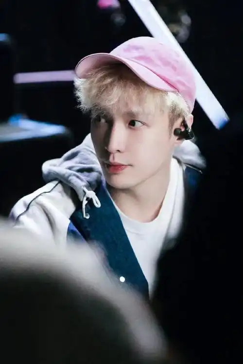 张艺兴粉色鸭舌帽##张艺兴粉色帽子