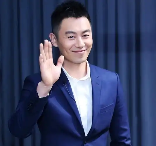 被誉为"行走的荷尔蒙"的朱亚文,想必大家都很熟悉,因为长得很有男人味