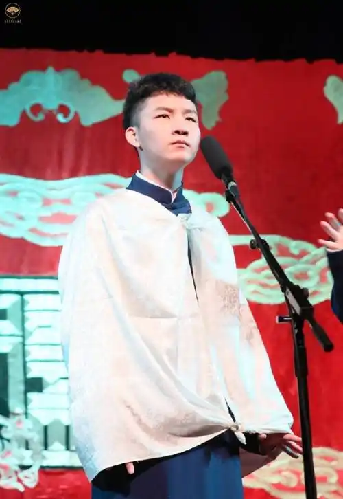 师叔越来越多,刘筱亭给张鹤伦拜年,吓得张鹤伦跪下"我没带钱"_岳云鹏