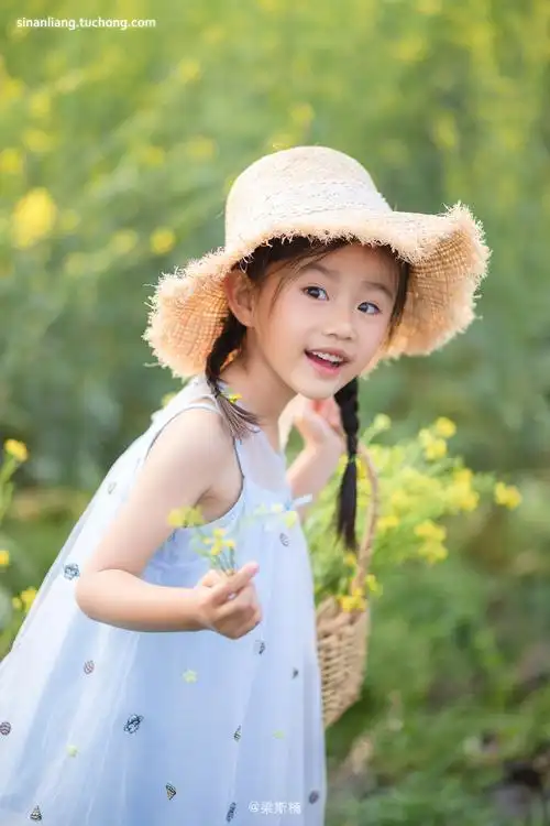 在小女孩自家的菜地给她拍一组照片.我的人像摄影班开