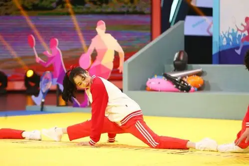 "八尺女孩"关晓彤秀一字马 与张天爱cos美少女战士