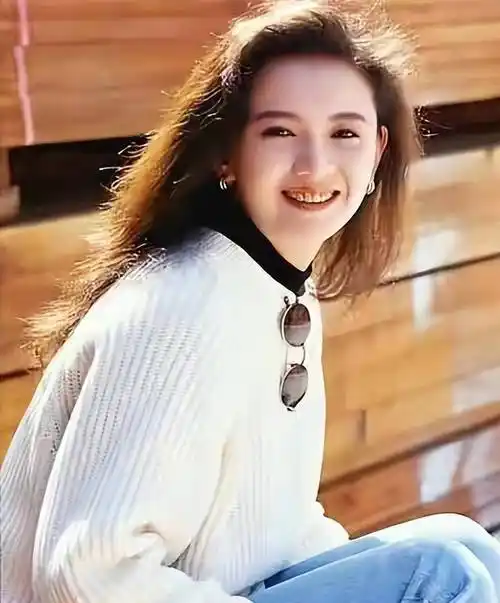 在被刘嘉玲抢走梁朝伟后,她果断嫁进豪门,分手后独自抚养儿子_曾华倩