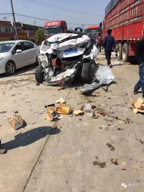 【吓人】月山路口突发车祸,轿车被挤成"饼干",现场视频不忍直视.