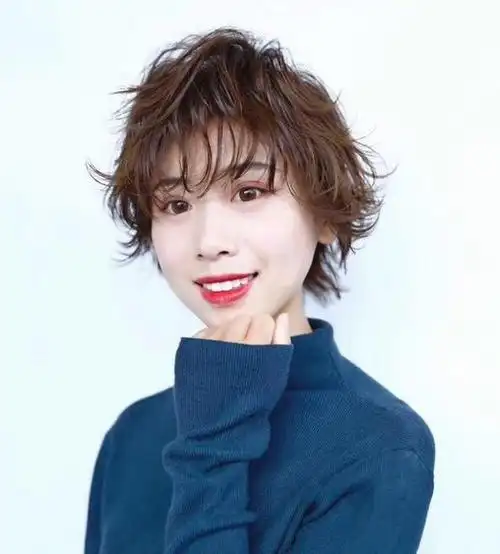 头顶发量少适合什么发型 头顶发量少这样烫发很不错